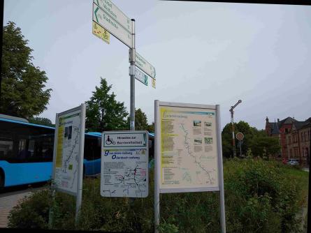 HBR Wegweisung Vollwegweiser, barrierefrei-Wegweisung und Infotafeln am Start der Pilotstrecke Lauterecken